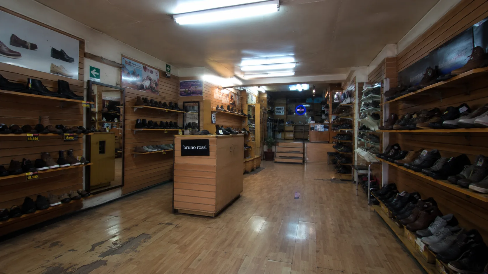 Tienda de calzado antes de la remodelación eléctrica